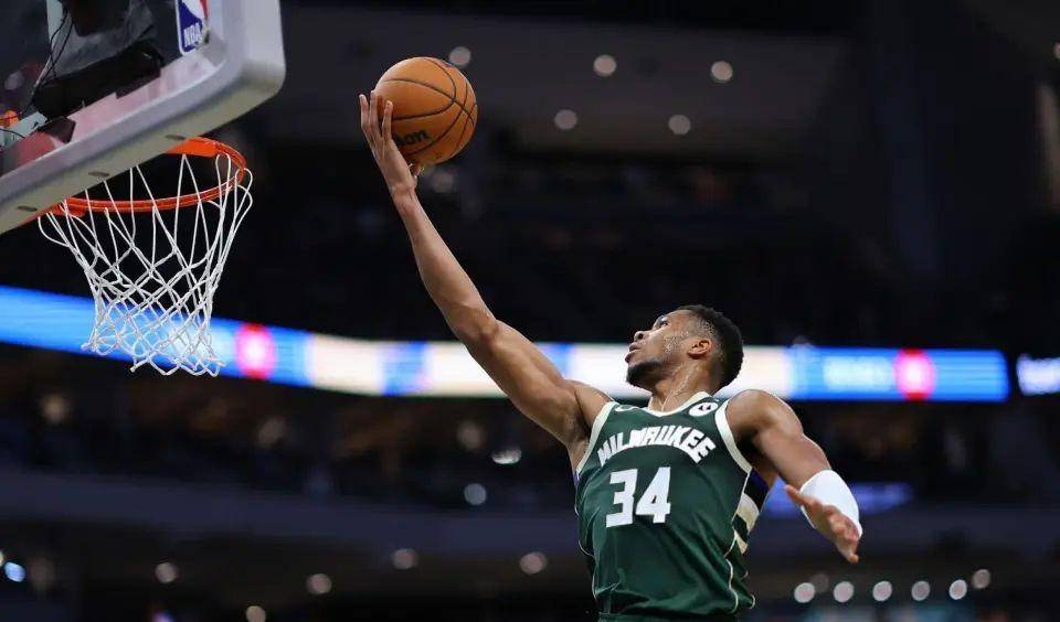 YIHAO-关于字母哥意外战胜美国队，比赛局势复杂引爆全场！引发球迷热议的信息