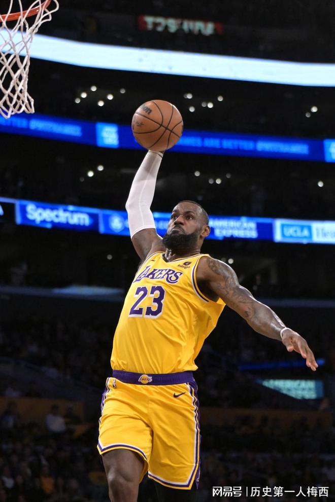 包含蒂姆连续十五场比赛得分超过比分优势明显，巴塞罗那挑战极限！的词条